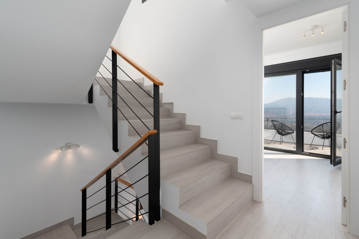 4 bedroom Townhouses for sale in La Mairena – R5126974