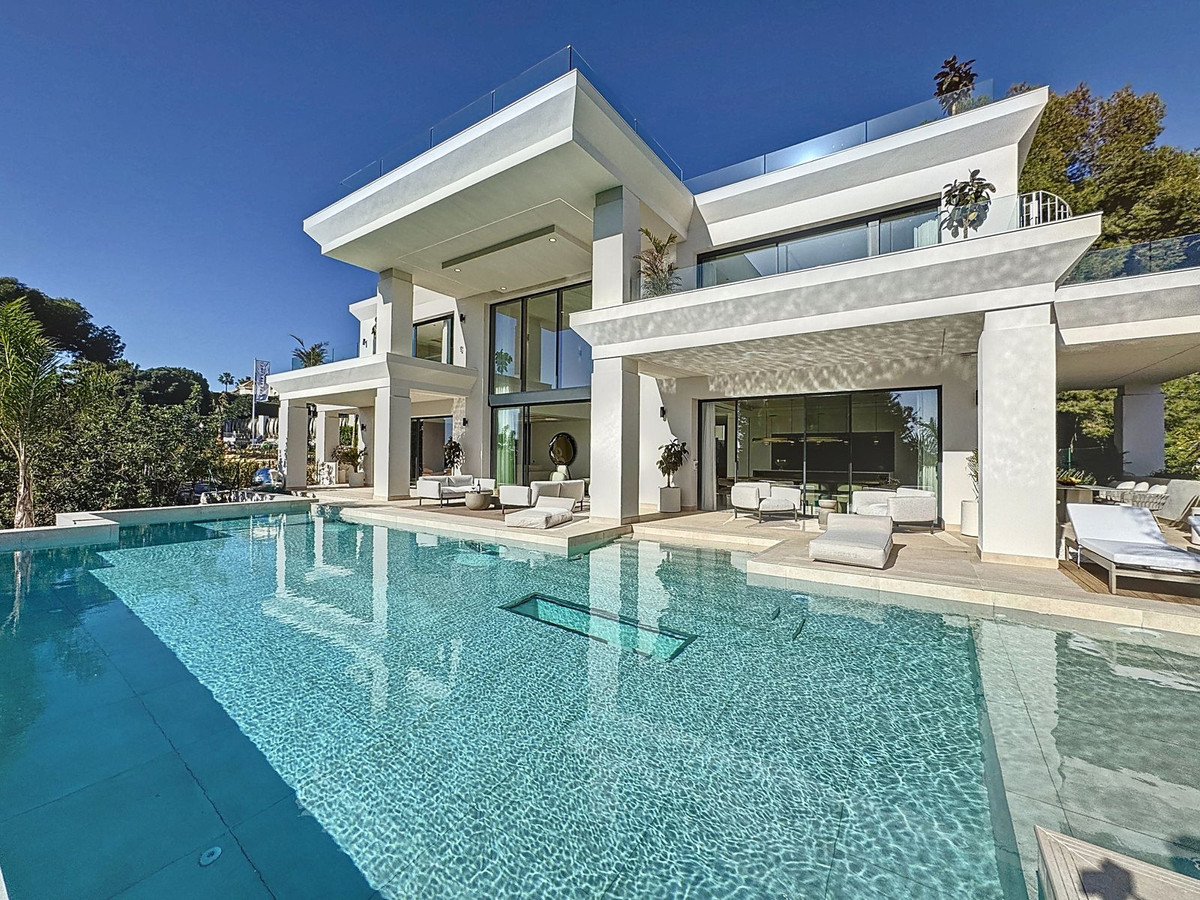 6 bedroom Villas for sale in Sierra Blanca – R4620106