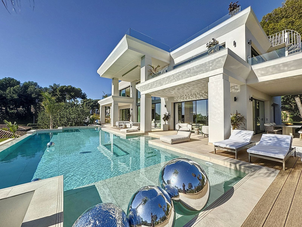 6 bedroom Villas for sale in Sierra Blanca – R4620106