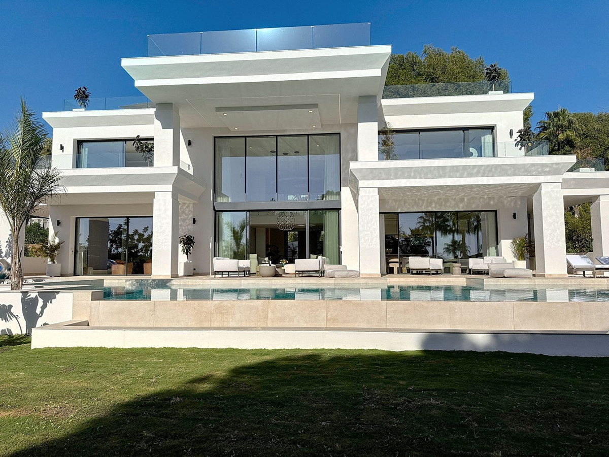 6 bedroom Villas for sale in Sierra Blanca – R4620106