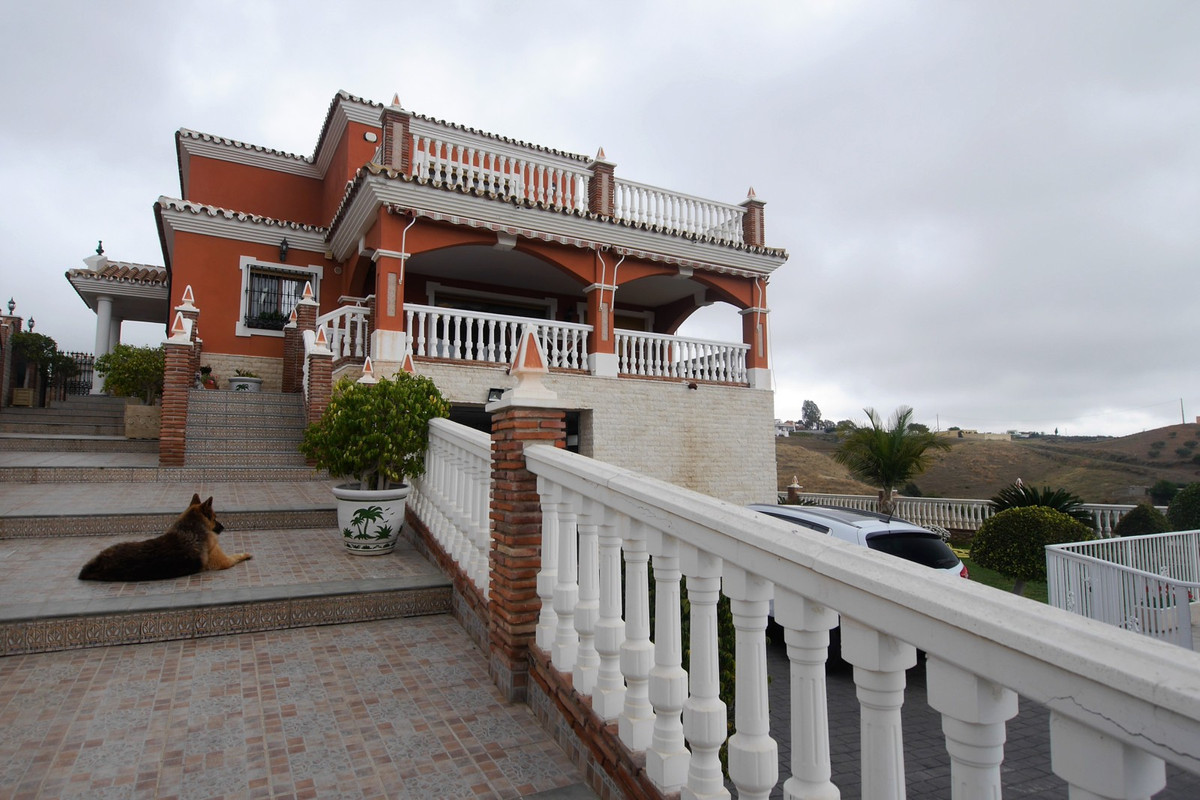 5 bedroom Villas for sale in La Cala de Mijas – R2670854