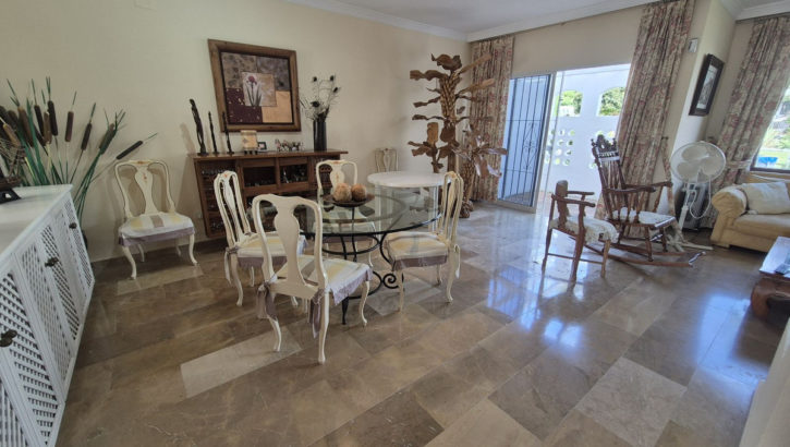 Adosados de 4 dormitorios en venta en Guadalmina Baja – R5158777 en 