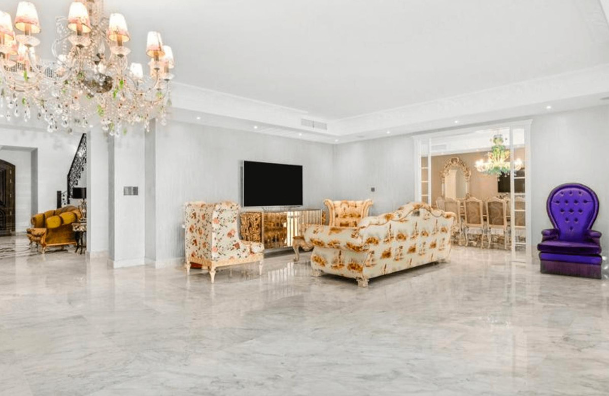 8 bedroom Villas for sale in Milla de Oro – R4788610