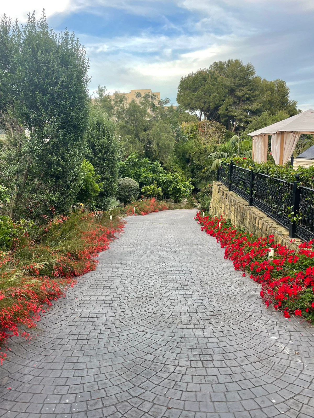 8 bedroom Villas for sale in Milla de Oro – R4788610