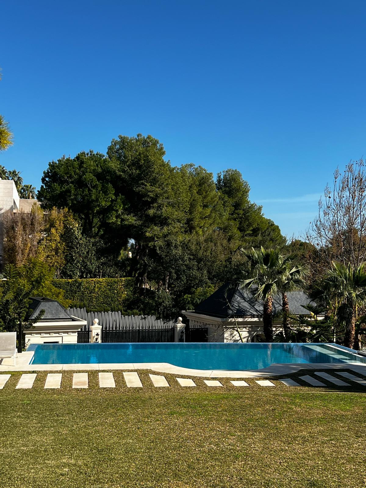 8 bedroom Villas for sale in Milla de Oro – R4788610