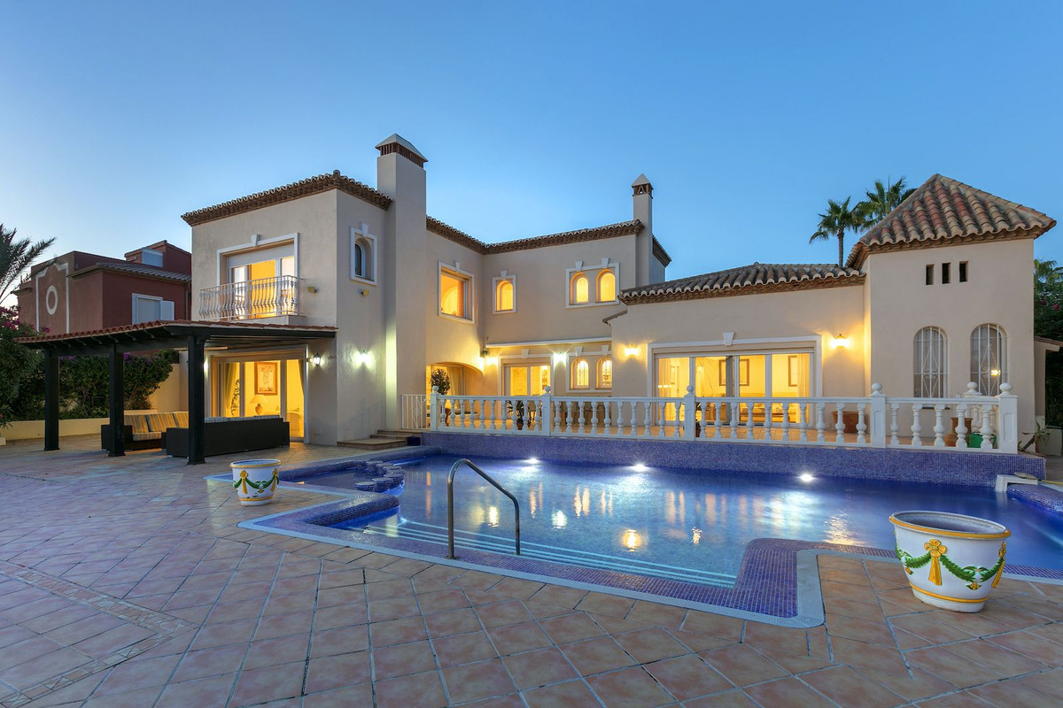 5 bedroom Villas for sale in Marbesa – R5156299