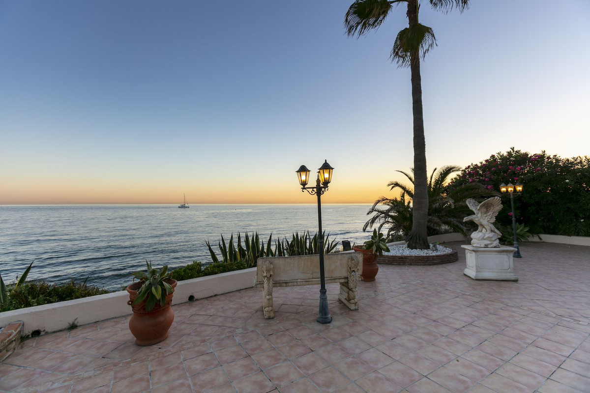 5 bedroom Villas for sale in Marbesa – R5156299
