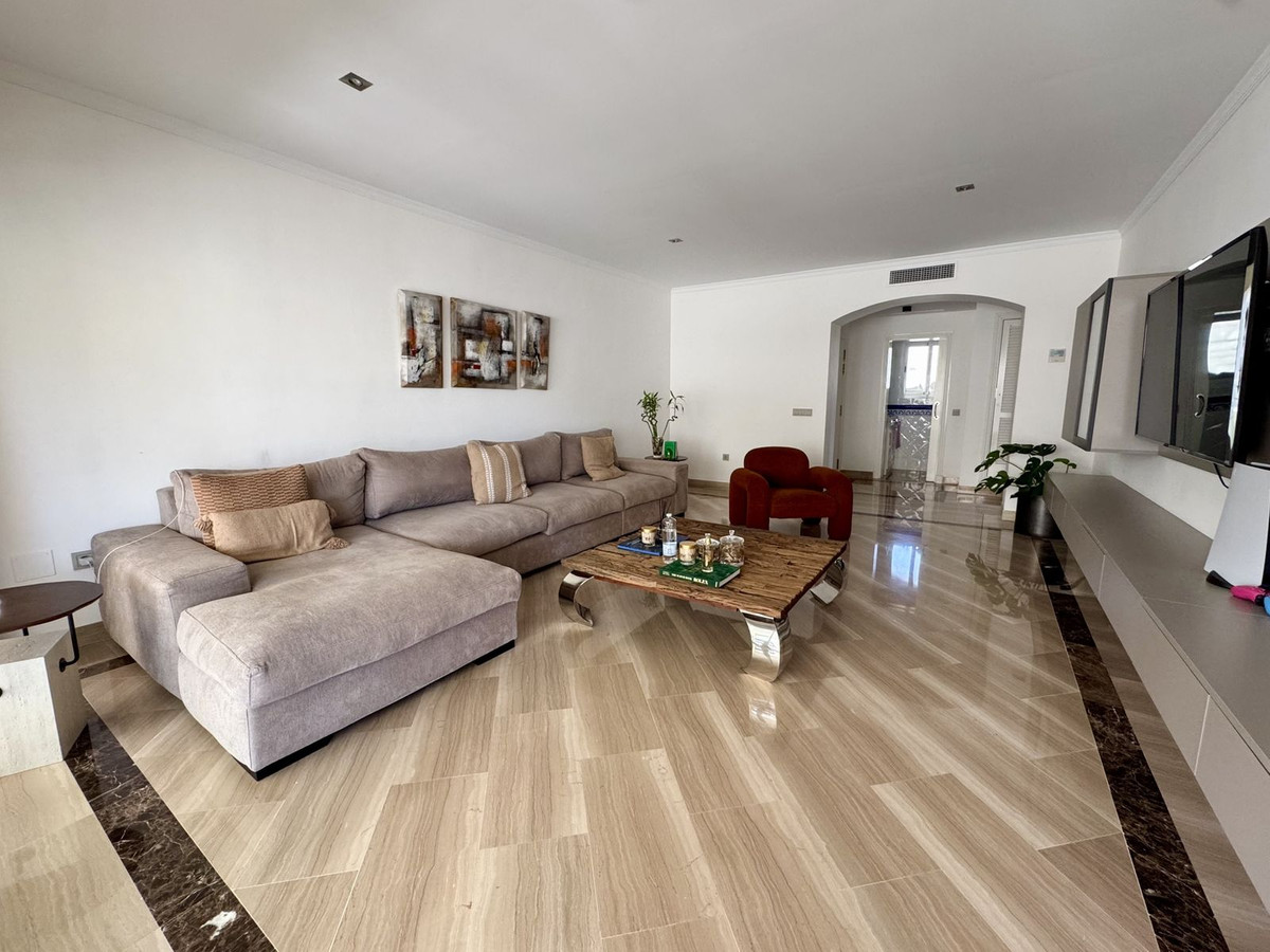 Apartamentos de 3 dormitorios en venta en Elviria – R5160877