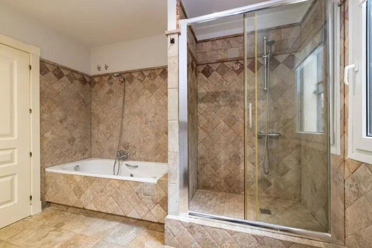 Apartamentos de 3 dormitorios en venta en Milla de Oro – R5146921