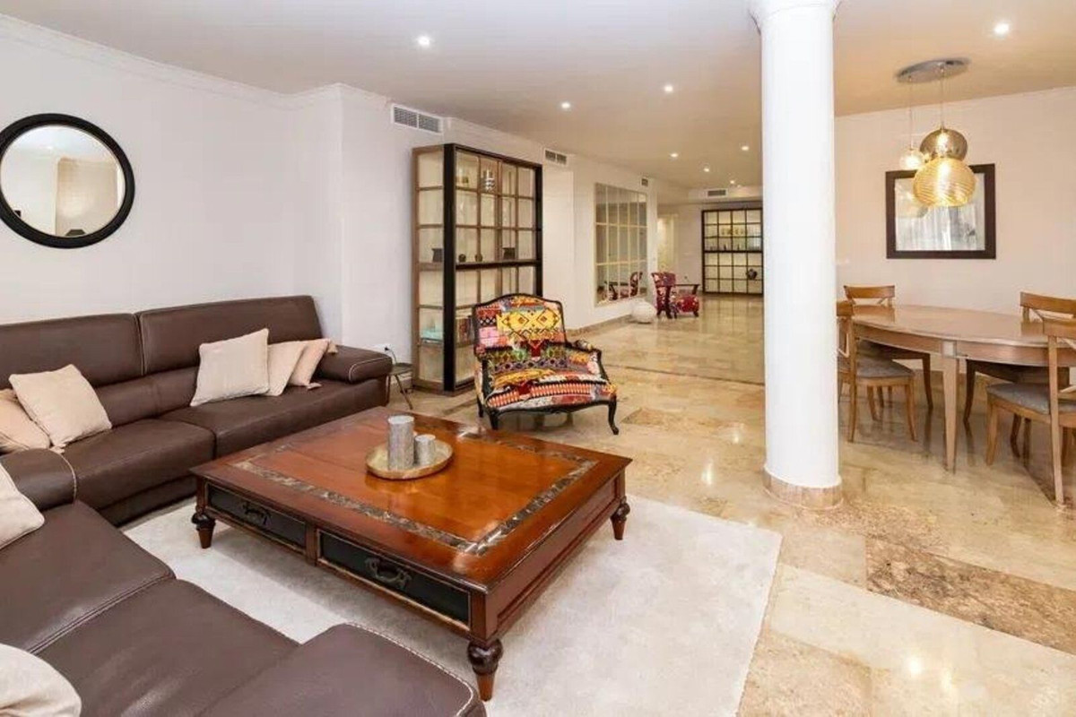 Apartamentos de 3 dormitorios en venta en Milla de Oro – R5146921