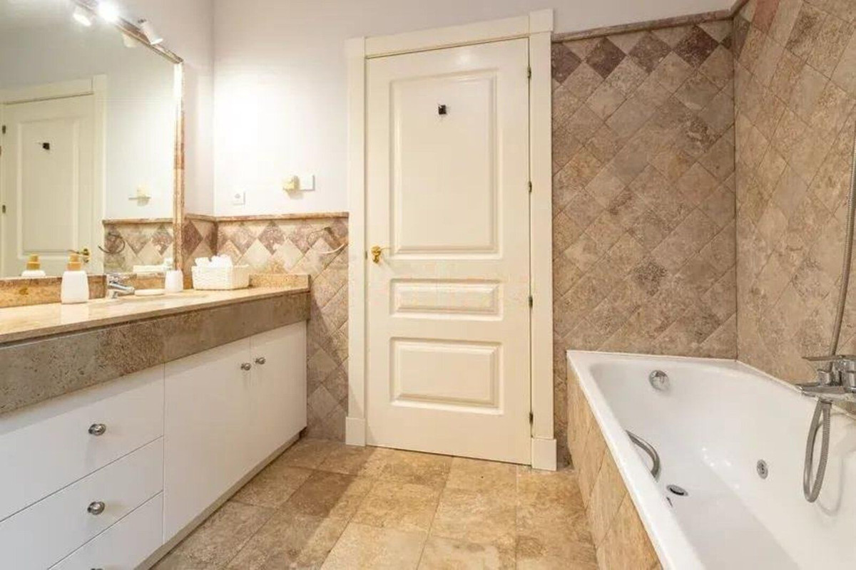 Apartamentos de 3 dormitorios en venta en Milla de Oro – R5146921
