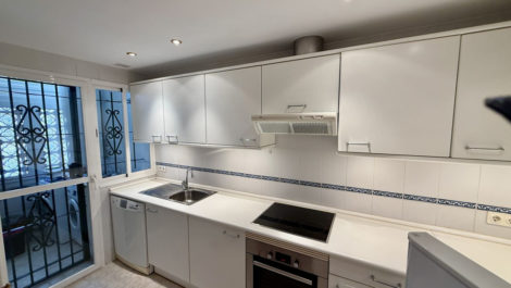 Pareados de 4 dormitorios en venta en Elviria – R5165974
