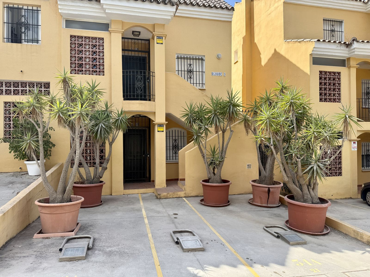 Pareados de 4 dormitorios en venta en Elviria – R5165974