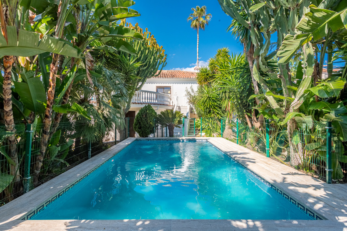7 bedroom Villas for sale in Marbella – R5168227