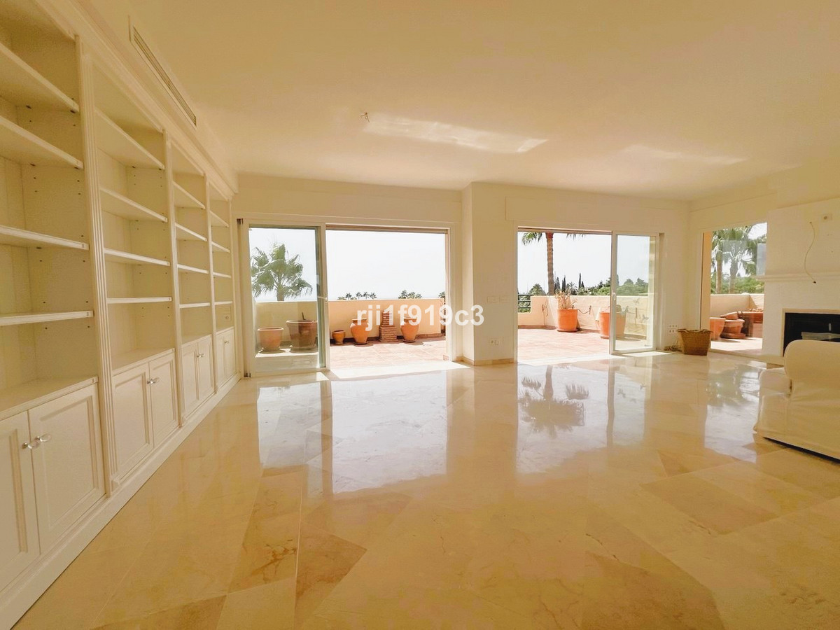 3 bedroom Apartments for sale in Elviria Hills – R5152237