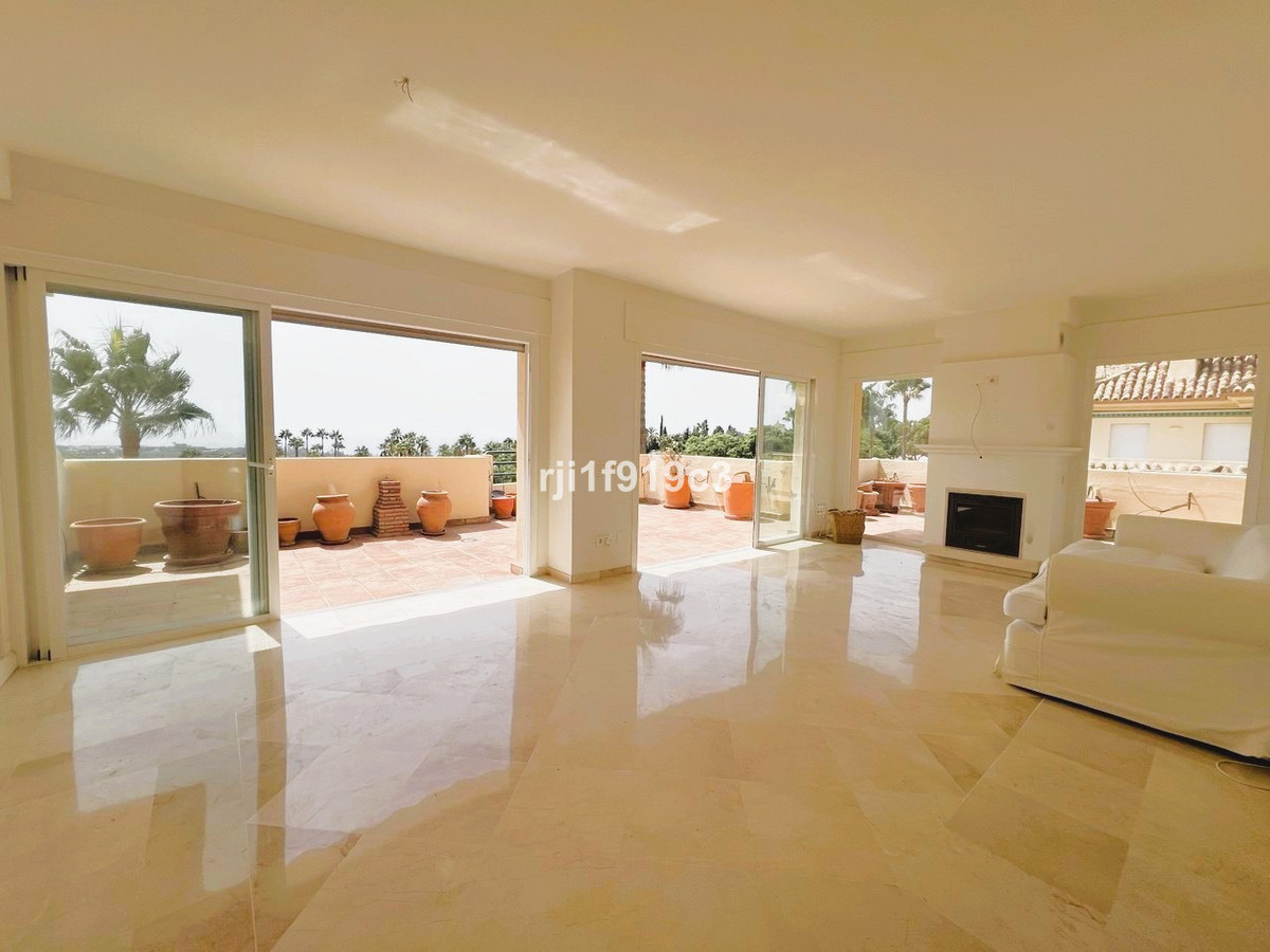 3 bedroom Apartments for sale in Elviria Hills – R5152237