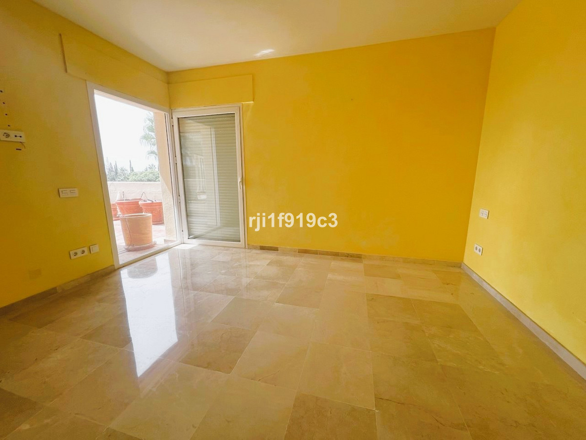 3 bedroom Apartments for sale in Elviria Hills – R5152237