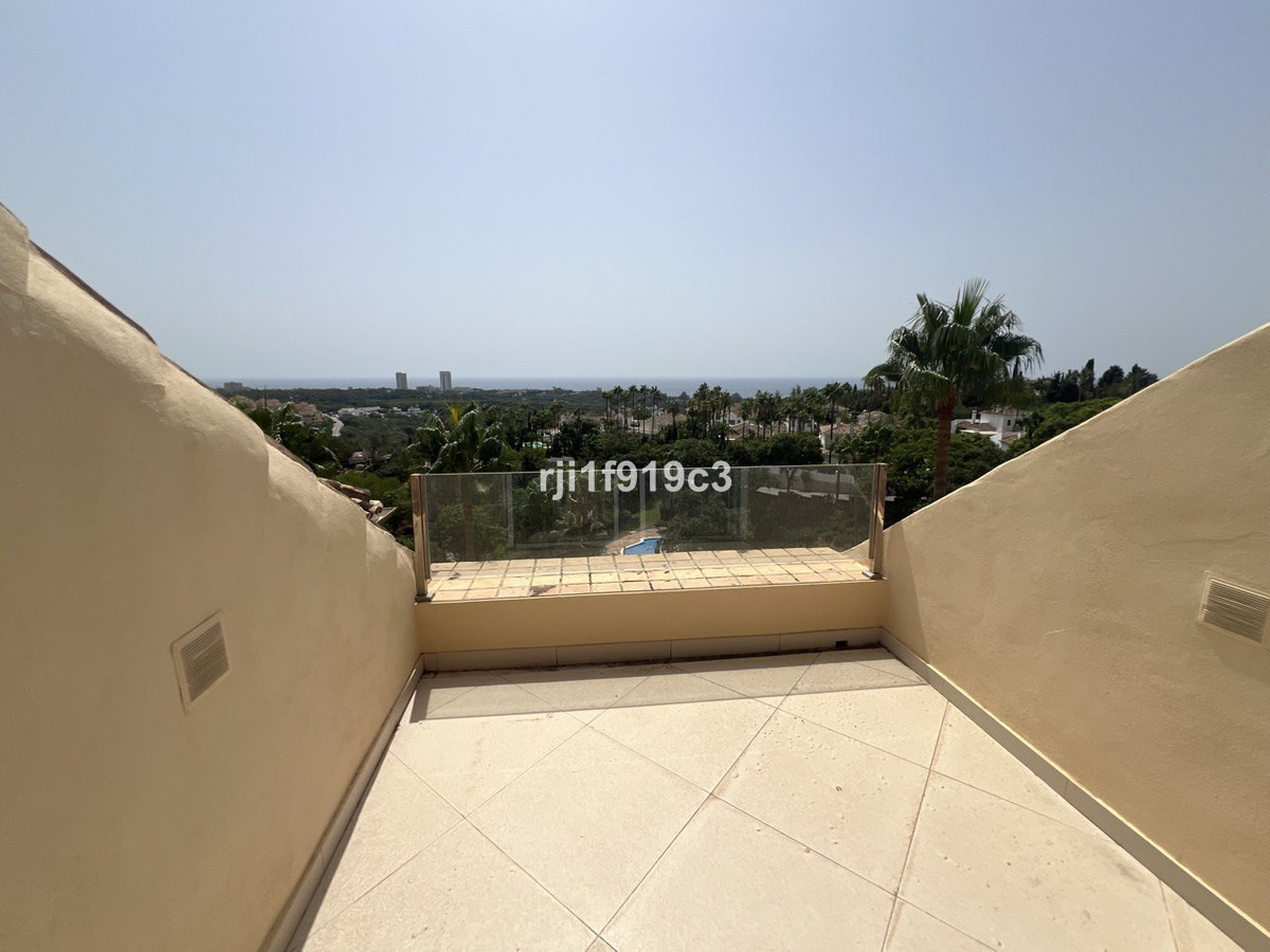 3 bedroom Apartments for sale in Elviria Hills – R5152237