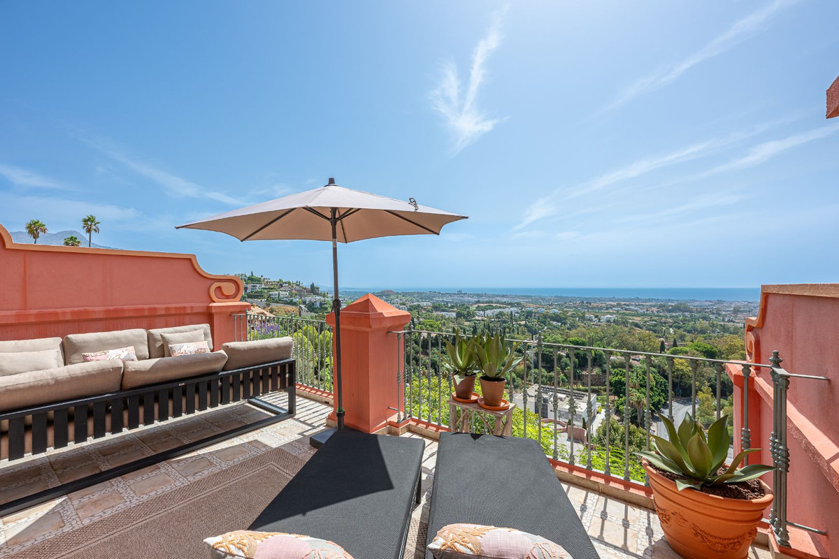 4 bedroom Apartments for sale in Monte Halcones – R5146996