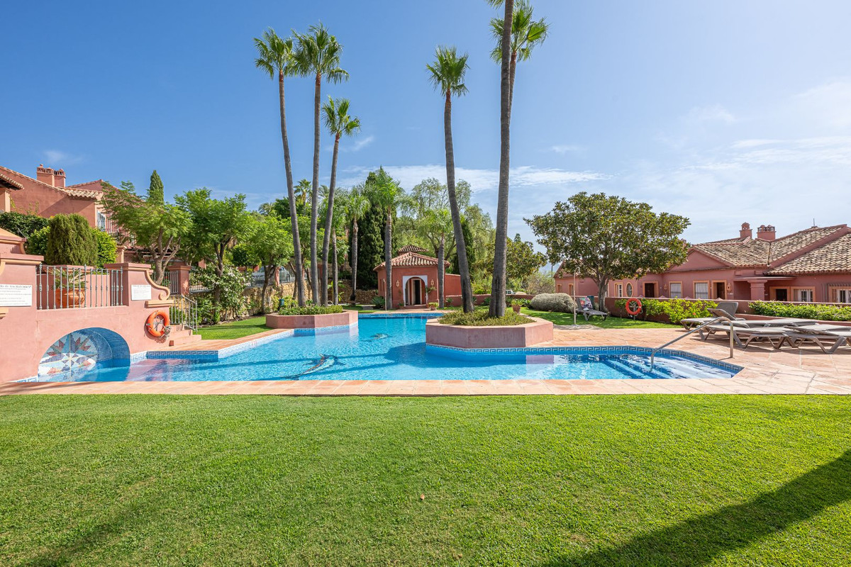 4 bedroom Apartments for sale in Monte Halcones – R5146996