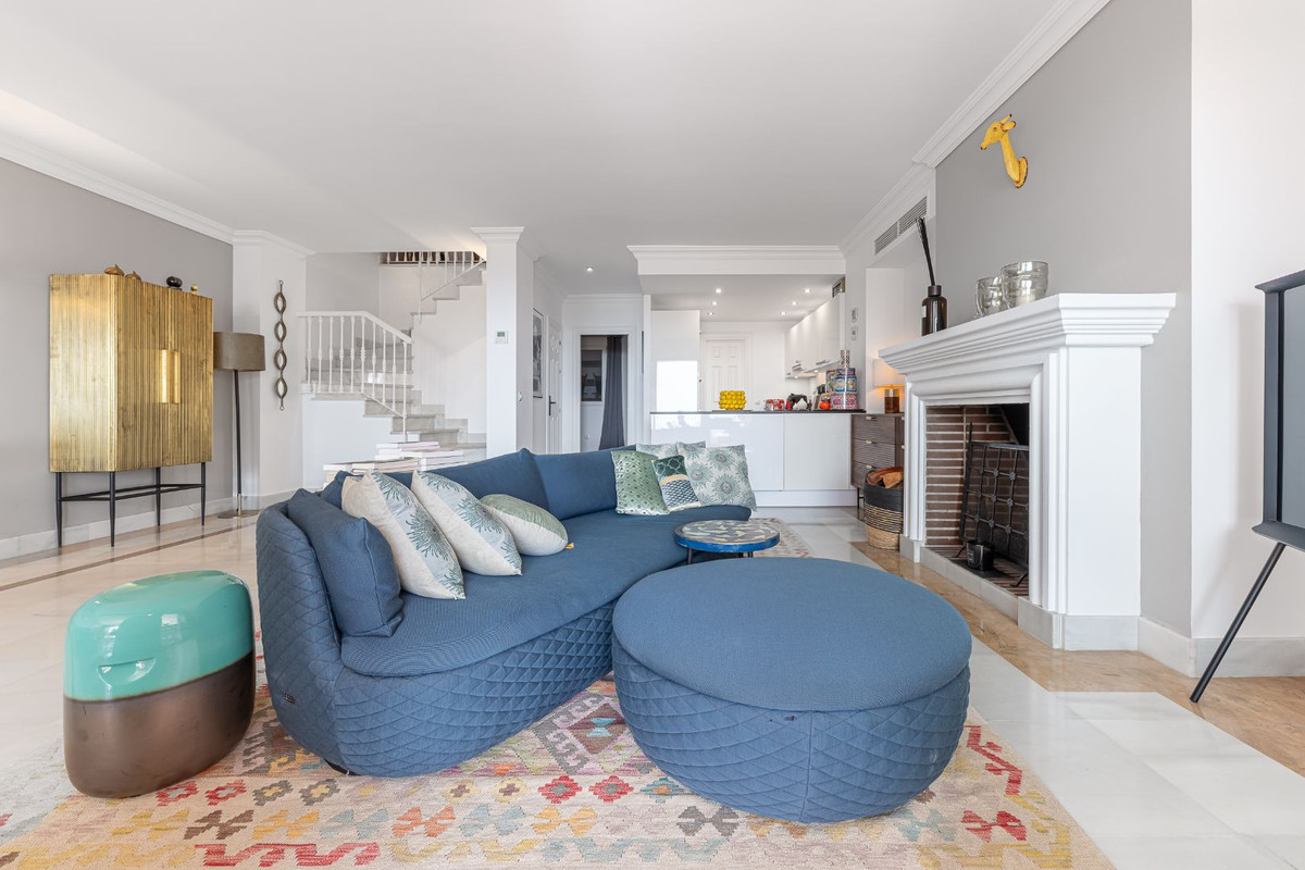 4 bedroom Apartments for sale in Monte Halcones – R5146996