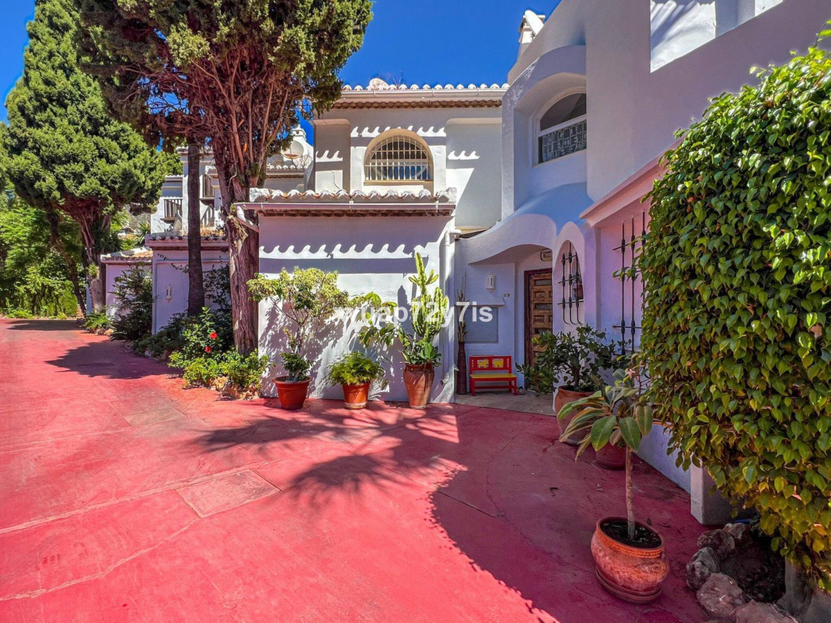 4 bedroom Townhouses for sale in Sierra Blanca – R5161258