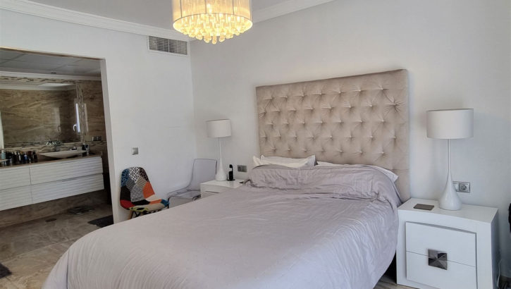 Villas de 5 dormitorios en venta en Elviria – R4307608 en 