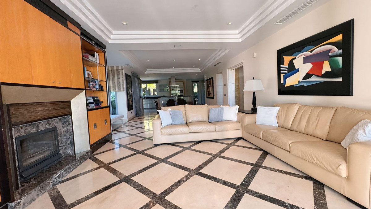 7 bedroom Villas for sale in Milla de Oro – R5145121