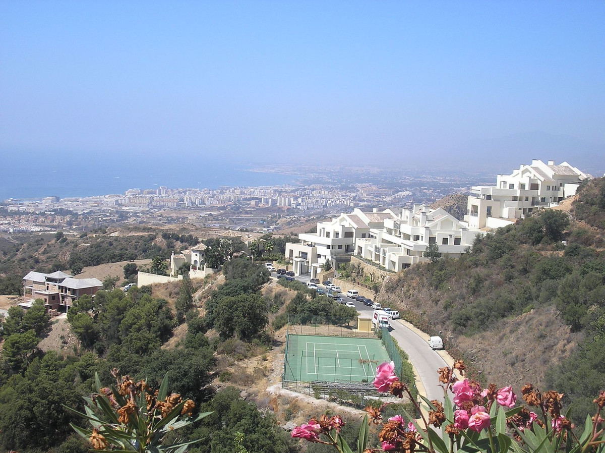 2 bedroom Apartments for sale in Altos de los Monteros – R4967812