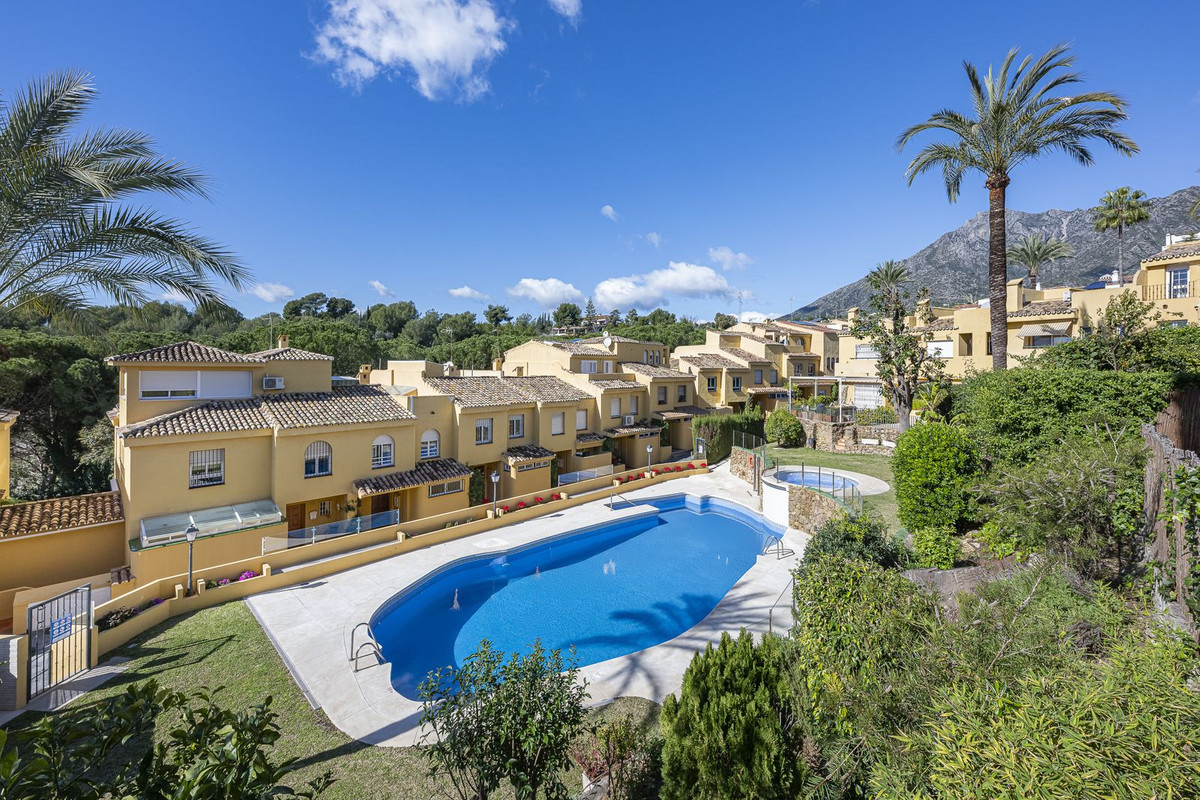 Adosados de 3 dormitorios en venta en Marbella – R4942186