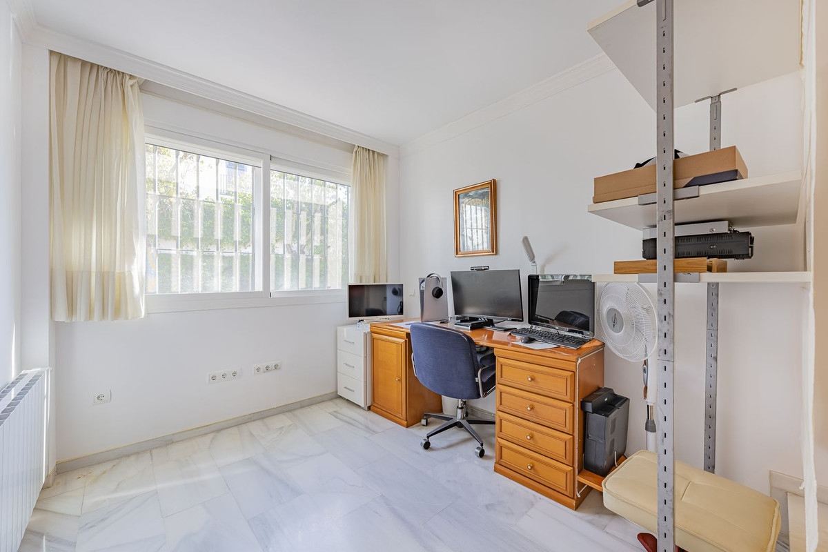 Adosados de 3 dormitorios en venta en Marbella – R4942186