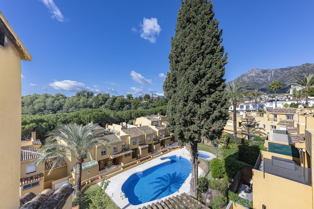 Adosados de 3 dormitorios en venta en Marbella – R4942186