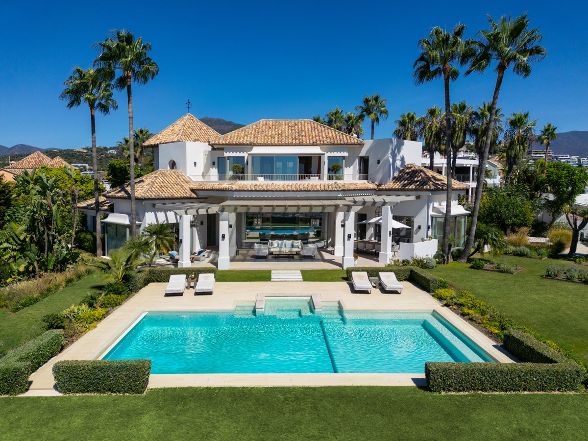 7 bedroom Villas for sale in Monte Halcones – R5162692