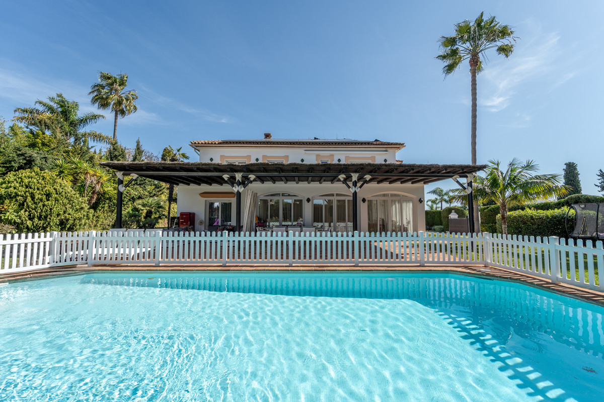 Villas de 7 dormitorios en venta en Guadalmina Baja – R5007982