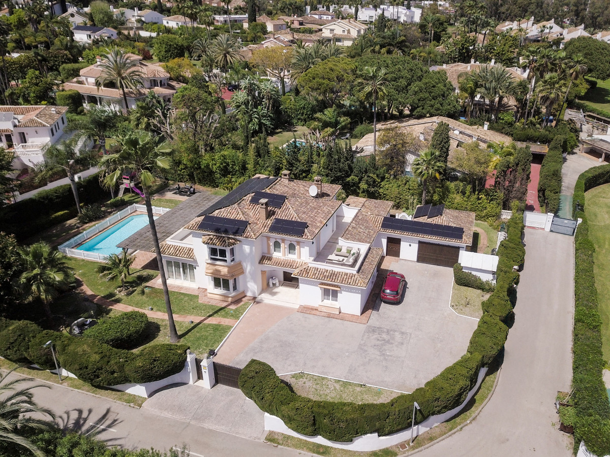 Villas de 7 dormitorios en venta en Guadalmina Baja – R5007982