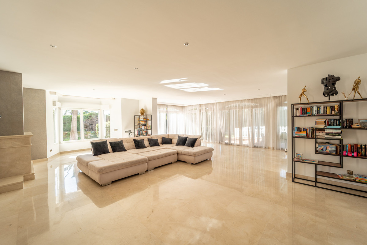 Villas de 7 dormitorios en venta en Guadalmina Baja – R5007982