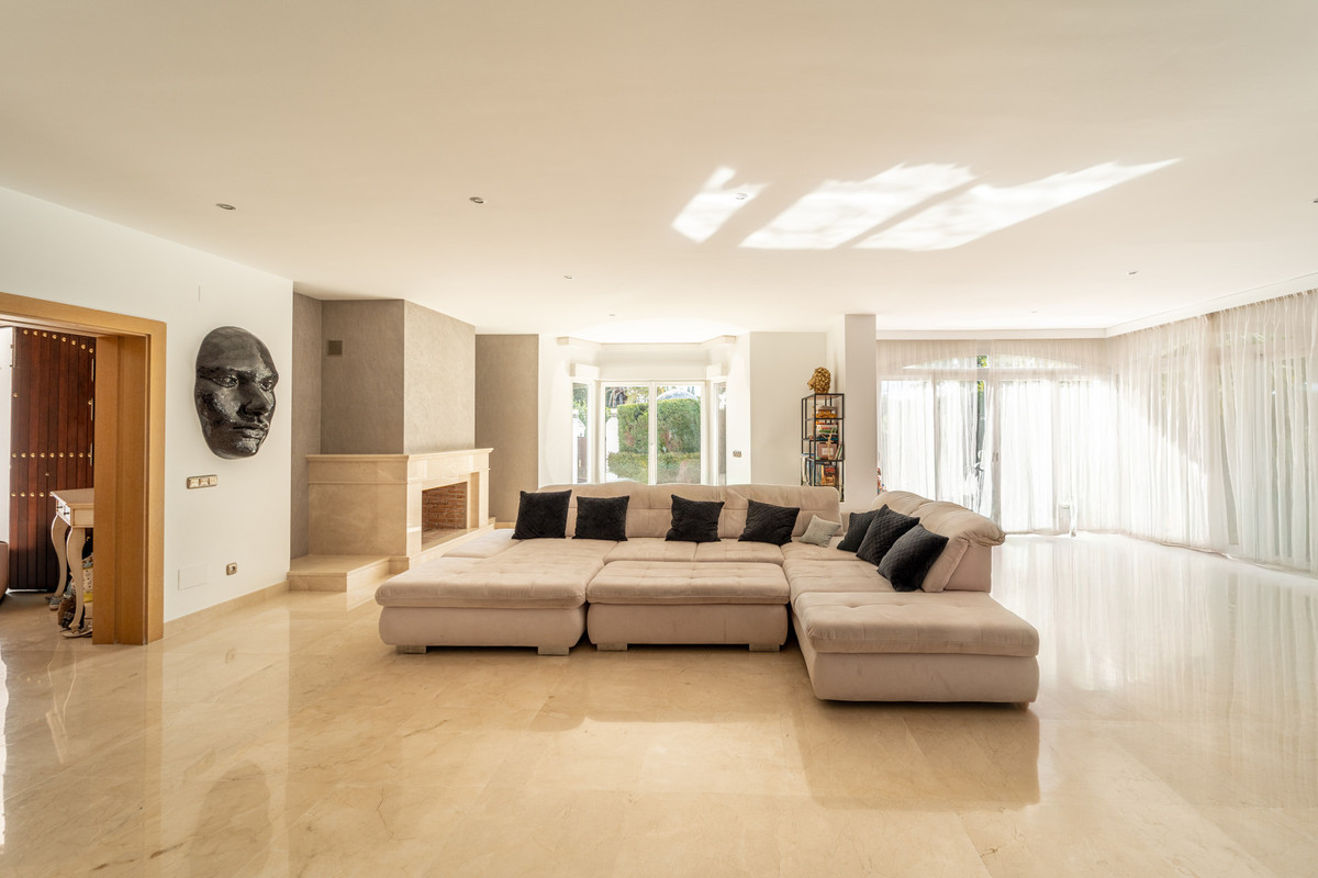 Villas de 7 dormitorios en venta en Guadalmina Baja – R5007982