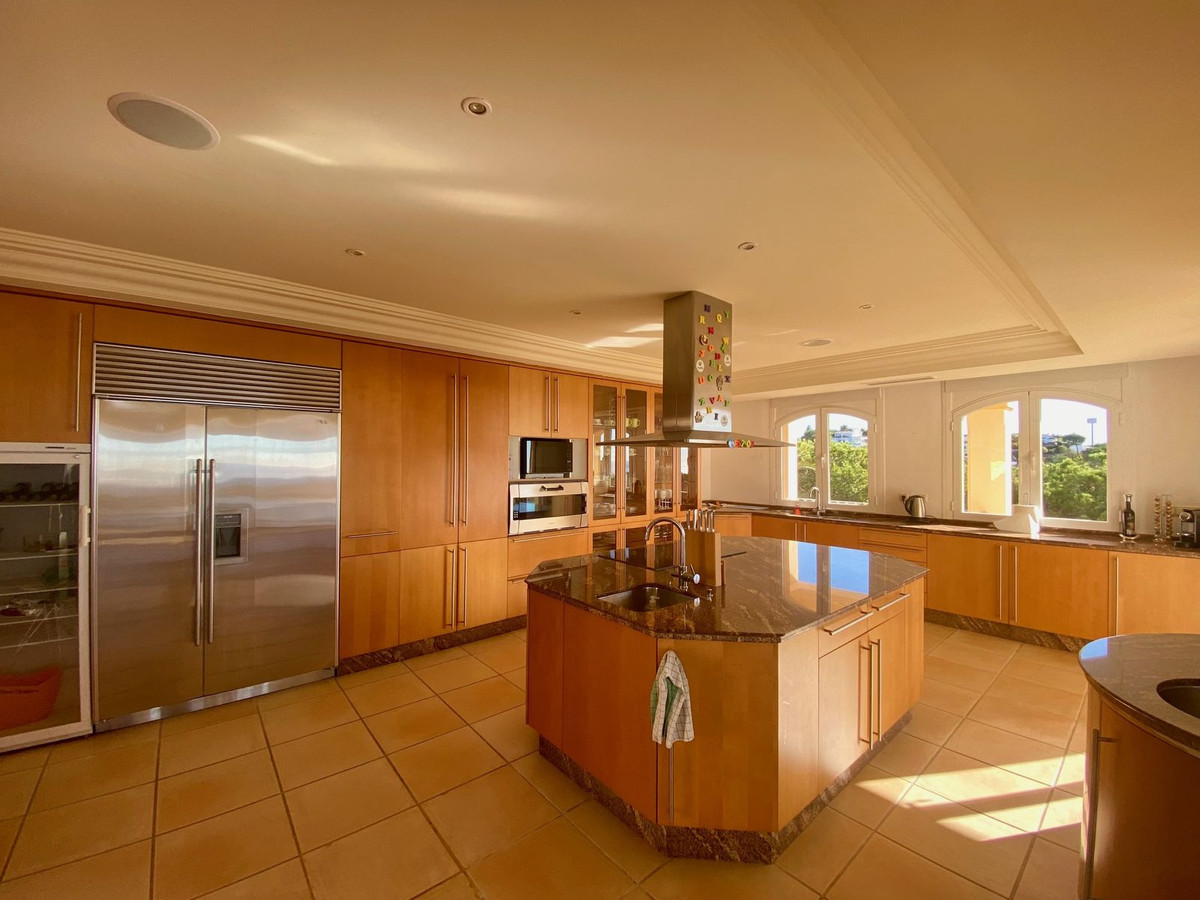 7 bedroom Villas for sale in Elviria – R5108539