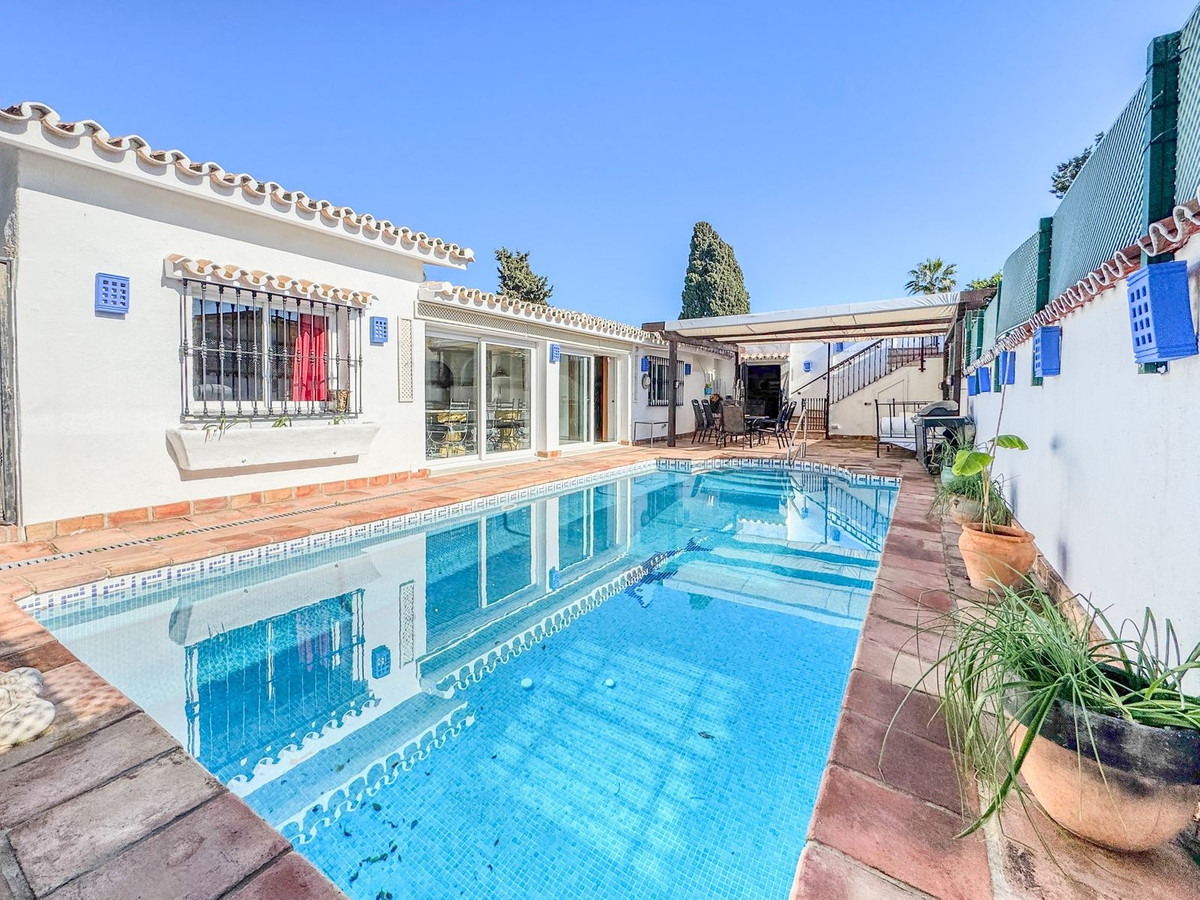 Villas de 4 dormitorios en venta en Atalaya – R5163850
