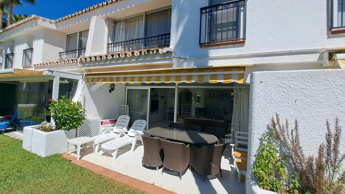 Adosados de 3 dormitorios en venta en Miraflores – R5150941