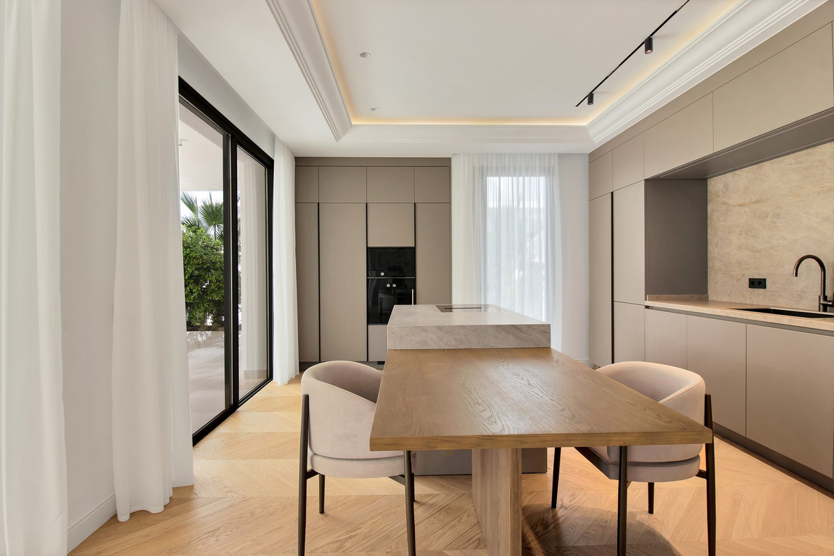 6 bedroom Villas for sale in Milla de Oro – R4300111