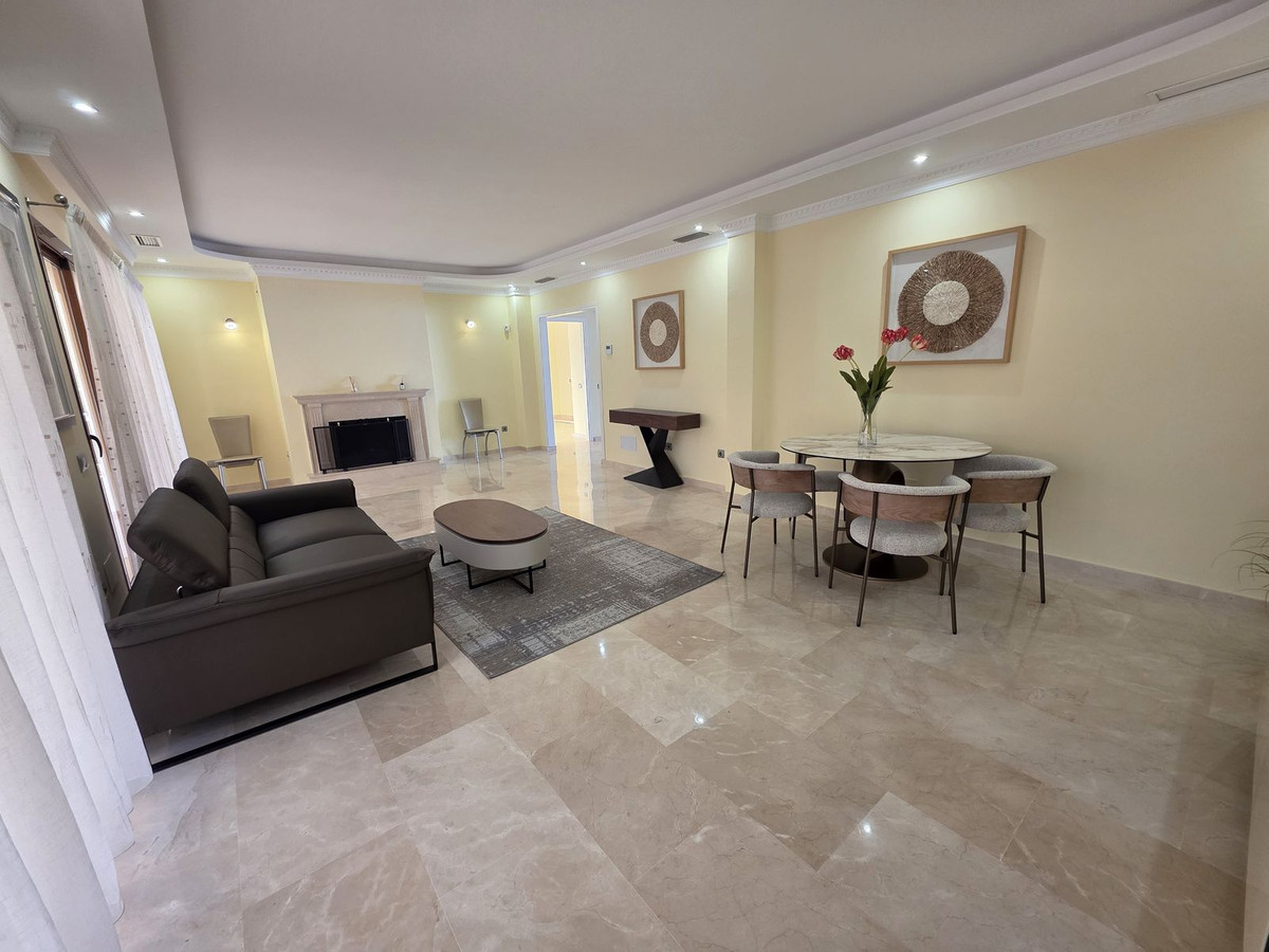 4 bedroom Villas for sale in Las Chapas – R4765366