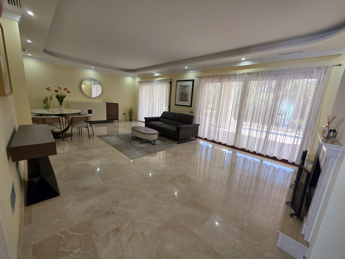 4 bedroom Villas for sale in Las Chapas – R4765366