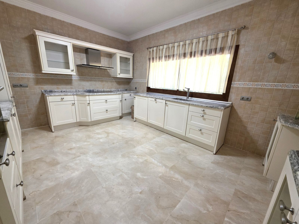4 bedroom Villas for sale in Las Chapas – R4765366