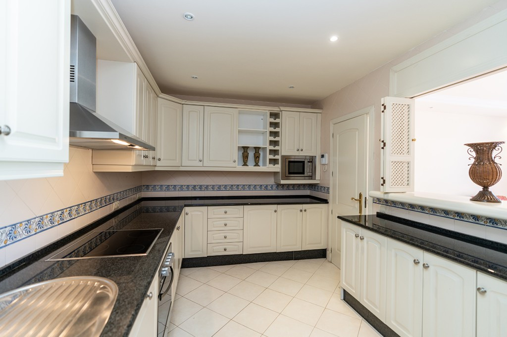 3 bedroom Penthouses for sale in Marbella – R5159731