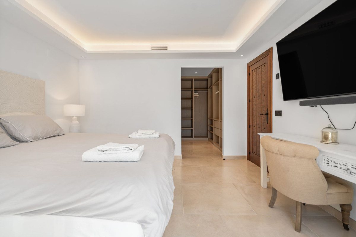 4 bedroom Villas for sale in Marbesa – R5161045