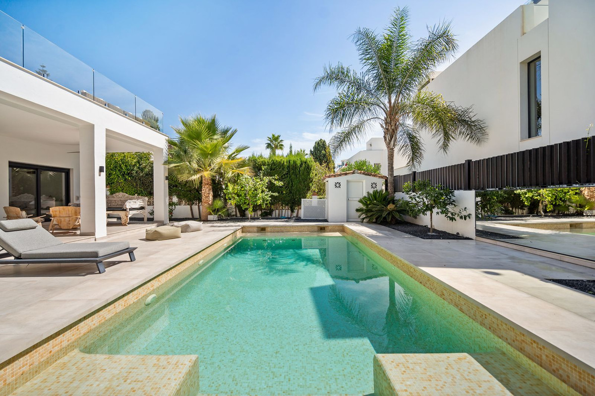 4 bedroom Villas for sale in Marbesa – R5161045