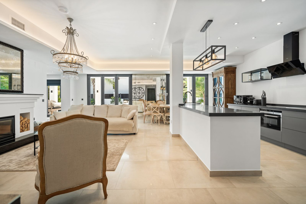4 bedroom Villas for sale in Marbesa – R5161045