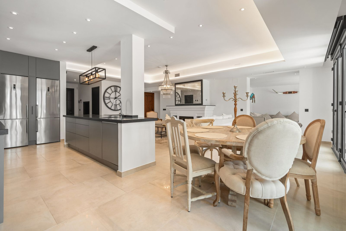 4 bedroom Villas for sale in Marbesa – R5161045