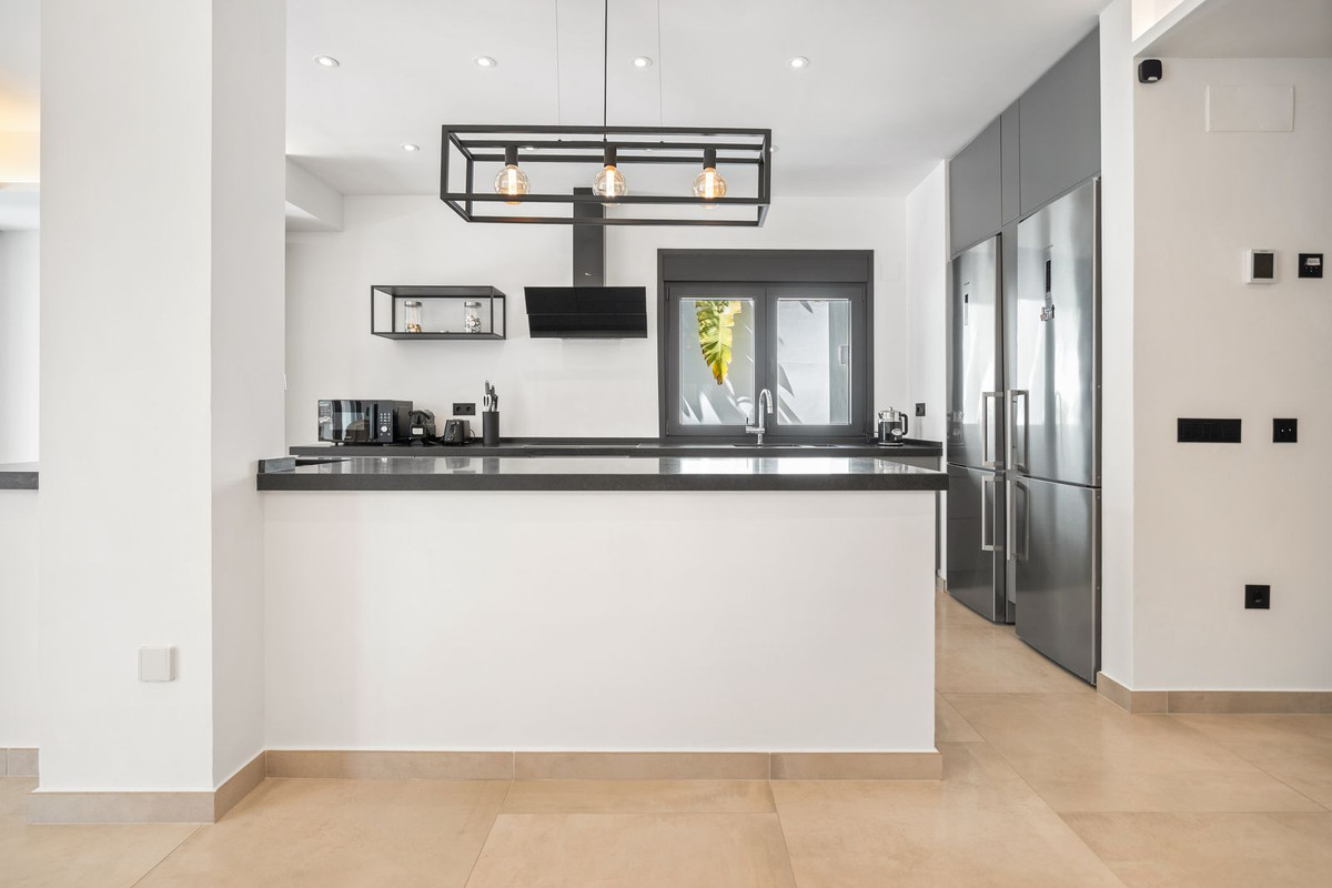 4 bedroom Villas for sale in Marbesa – R5161045